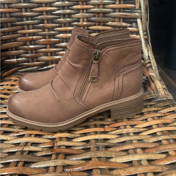 Clarks Women's Heart Dove Tan Nubuck Brun Ankle Boots Size 8 - Picture 13 of 14